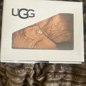 Brand New* Baby Uggs size 0/1
Winter ain’t over yet for those baby tootsies!